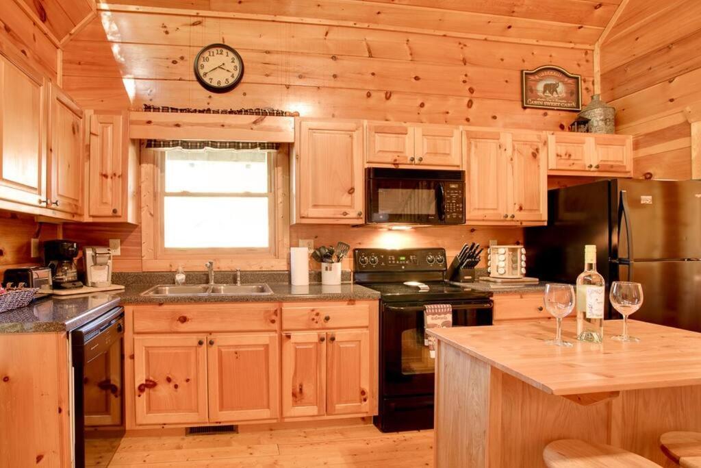Brave Eagle Cabin Севьервилл Номер фото
